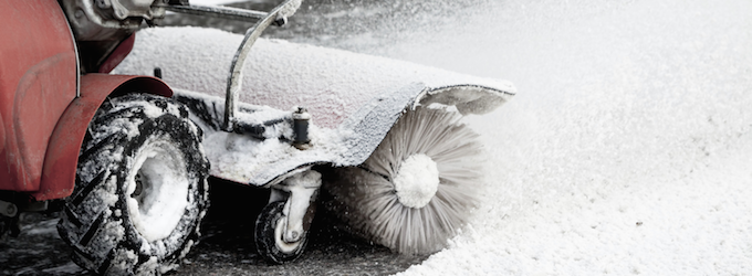 <strong>Winterdienst</strong>
<p>In den kalten Monaten zählt der Winterdienst zu den Kernaufgaben unserer Hausmeister.</p>