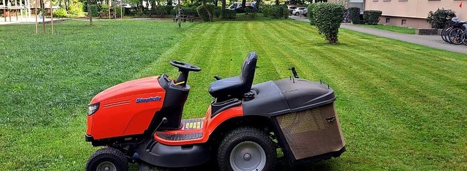 <strong>Grünanlagenpflege</strong>
<p>Wir pflegen Hecken, Sträucher und Rasenflächen - vom Business-Innenhof bis zum anspruchsvollen Privatgarten.</p>